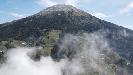 Hermosa-Y-Soleada-Vista-Aérea-De-La-Mañana-Del-Monte-Sumbing,-Java-Central,-Indonesia