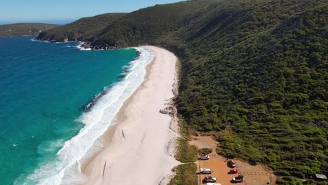 Video-De-Drones-De-4k-Que-Revela-Las-Vistas-De-La-Arena-Blanca-En-La-Playa-De-Shelley-Y-El-Océano-Azul-Con-Olas-Blancas-Rompiendo-A-Lo-Largo-De-La-Costa,-Rodeado-De-Naturaleza-Verde-Y-Exuberantes-Montañas,-En-El-Oeste-De-Australia