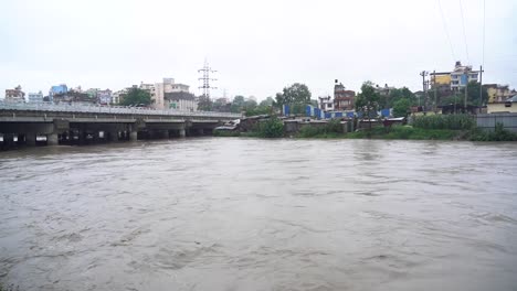 Debido-A-Las-Fuertes-Lluvias,-La-Inundación-Del-Río-Bagmati-En-Katmandú