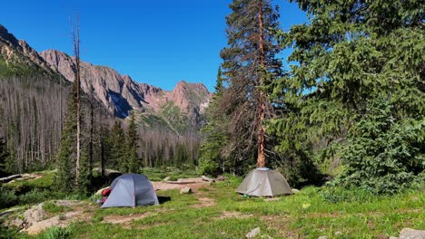 Sommercampingplatz-Rucksackreisen-Chicago-Becken-Colorado-Silverton-Camping-San-Juan-Range-Needle-Creek-Trail-Rocky-Mountains-Mount-Eulos-Sommer-Fourteener-Sonnenlicht-Windom-Peak-Silverton-Juli-Blauer-Himmel-Pfanne