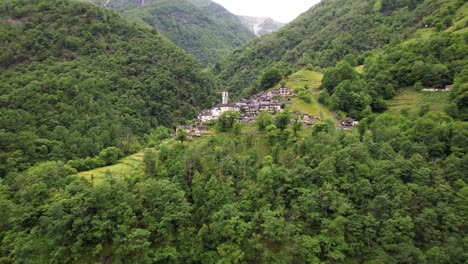 El-Pueblo-De-Corippo-Está-Situado-En-El-Valle-De-Verzasca,-En-La-Suiza-De-Habla-Italiana,-Y-Encanta-Con-Sus-Antiguas-Casas-De-Piedra.