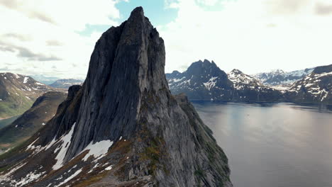 Segla-Berg-In-Der-Dämmerung,-Norwegen