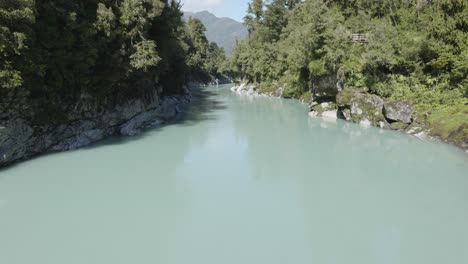 Río-Hokitika-Que-Fluye-A-Través-Del-Desfiladero-De-Hokitika-Con-Bosques-En-Un-Día-Soleado-De-Verano-En-La-Costa-Oeste,-Nueva-Zelanda