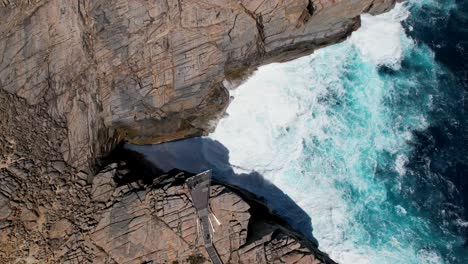 Vídeo-De-Drones-Aéreos-De-4k-De-Olas-Blancas-Rompiendo-En-El-Océano,-Albany,-Australia-Occidental