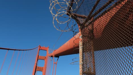 Valla-Y-Alambre-De-Púas-En-El-Puente-Golden-Gate,-Torre-Sur,-Caminar-En-ángulo-Bajo-Pov,-San-Francisco,-Ee.uu.