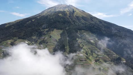 Schöne,-Sonnige-Morgenluftaufnahme-Des-Mount-Sumbing,-Zentraljava,-Indonesien