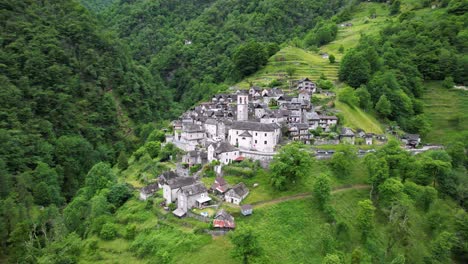 El-Pueblo-De-Corippo-Está-Situado-En-El-Valle-De-Verzasca,-En-La-Suiza-De-Habla-Italiana,-Y-Encanta-Con-Sus-Antiguas-Casas-De-Piedra.