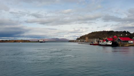 Vista-Al-Mar-De-Los-Ferries-Caledonian-Macbrayne-A-Lo-Largo-De-La-Costa-De-Oban-En-Escocia,-Reino-Unido