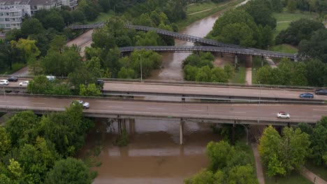 Establishing-shot-of-bridge-over-the-Buffalo-Bayou-in-Houston,-Texas