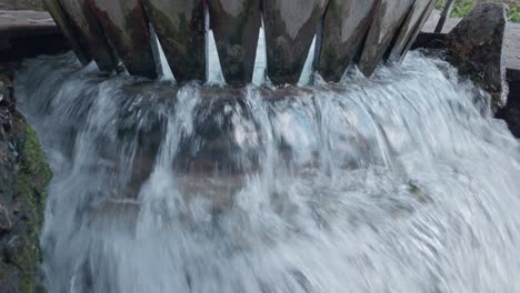 Chorreando-Cascadas-De-Agua-Dulce-Desde-Una-Construcción-De-Esclusa-De-Madera-Diseñada