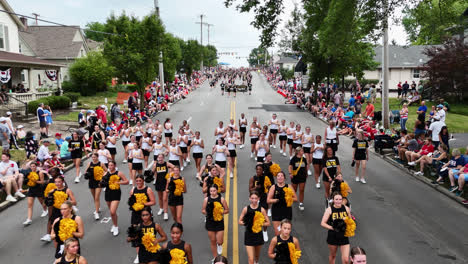 Porristas-De-La-Escuela-Secundaria-De-Centerville-Marchando-Y-Vitoreando-En-La-Calle-En-El-Desfile-Del-4-De-Julio-En-Centerville,-Ohio