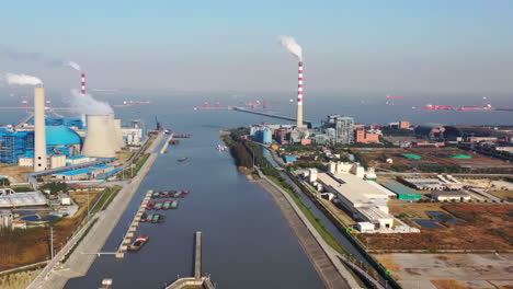 Große-Fabrik-Kraftstofftanks-Im-Seehafen,-Öl--Und-Gaslagerterminal