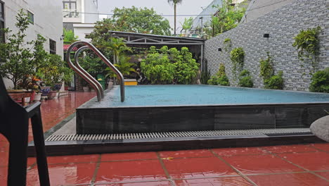 Regen-Fällt-Auf-Swimmingpool-In-Vietnam,-Weitwinkelaufnahme