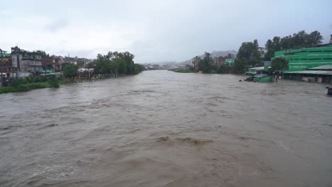 Debido-A-Las-Fuertes-Lluvias,-La-Inundación-Del-Río-Bagmati-En-Katmandú