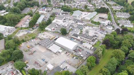 Aerial-view-of-a-small-industrial-estate-with-old-sheds,-displaying-various-warehouses-and-industrial-activity