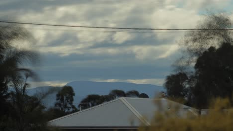 Große-Dramatische-Wolken-Bilden-Sich-über-Dem-Berg-Mt.-Wellington-Im-Zeitraffer,-Tagsüber-Windig,-Sonnig,-Australien,-Victoria,-Gippsland,-Maffra