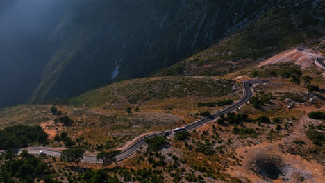 Toma-Aérea-De-Seguimiento-Del-Tráfico-En-Una-Sinuosa-Carretera-De-Montaña-En-Llogara,-Albania.