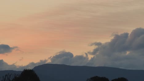 Riesige,-Epische-Wolken,-Die-Sich-Hinter-Dem-Mount-Wellington-Bilden,-Sonnenuntergang-Im-Zeitraffer,-Australien,-Maffra,-Gippsland,-Victoria