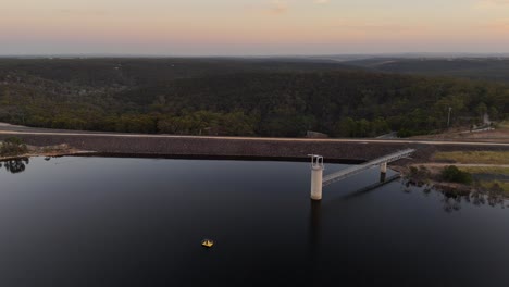 Embalse-Y-Presa-De-Merrimu-Al-Atardecer,-Melbourne-Cerca-De-Bacchus-Marsh,-Australia