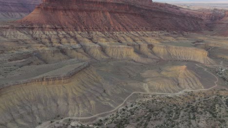 Toma-Aérea-De-Un-Drone-De-Un-Paisaje-Desértico-De-Mesa.