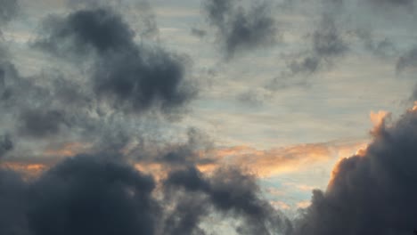 Große-Dunkle-Wolken-Bilden-Sich-Während-Des-Sonnenuntergangs-Im-Zeitraffer,-Blauer-Himmel,-Australien,-Maffra,-Gippsland,-Victoria