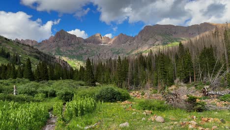 Campingplatz-Rucksackreisen-Chicago-Becken-Colorado-Silverton-Camping-San-Juan-Range-Needle-Creek-Trail-Rocky-Mountains-Mount-Eulos-Sommer-Fourteener-Sonnenlicht-Windom-Peak-Silverton-Juli-Blauer-Himmel-Schwenk-Nach-Links