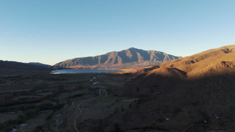 Low-Angle-Drone-Shot-Of-Dique-La-Angostura-Reservoir,-Tucumán,-Tafí-Del-Valle,-Argentina