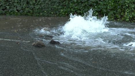 Agua-Saliendo-De-La-Acera--w-Rotura-De-La-Tubería-Principal-De-Agua