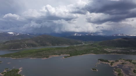 Breite-Luftaufnahme-Von-Wolken-über-Einer-Berglandschaft-In-Colorado