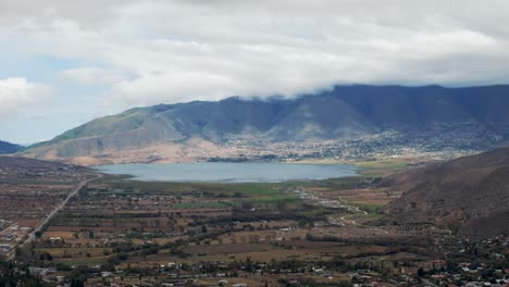 Paranomische-Aufnahme-Von-Dique-La-Pueblo-Del-Mollar,-Tucumán,-Tafí-Del-Valle,-Argentinien