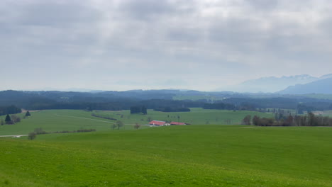 Ein-Perfekter-Morgen-Im-Dorf-Mit-Malerischer-Aussicht-Auf-Die-Berge