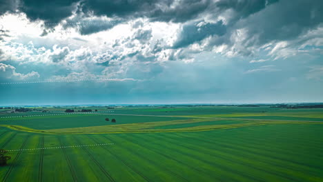 El-Gráfico-De-Barras-Muestra-Los-Avances-En-La-Producción-Moderna-De-Alimentos-Agrícolas:-Hiperlapso-Aéreo-Sobre-Campos-De-Cultivos