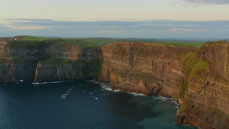 Das-Atemberaubende-Sonnenuntergangspanorama-Fängt-Die-Leuchtenden-Farben-Der-Cliffs-Of-Moher-Ein