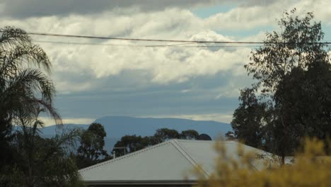 Große-Rollende-Wolken-Ziehen-über-Den-Berg-Mt.-Wellington,-Windiger-Tag,-Australien,-Victoria,-Gippsland,-Maffra