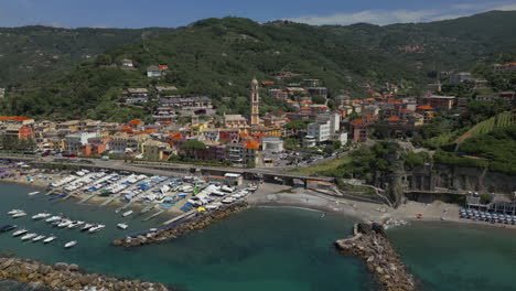 Sestri-Levante,-Una-Encantadora-Ciudad-Costera-En-Liguria,-Italia,-Es-Conocida-Por-Sus-Coloridos-Edificios-Y-Su-Pintoresca-Playa.