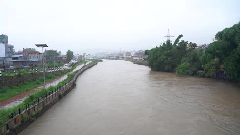 Debido-A-Las-Fuertes-Lluvias,-La-Inundación-Del-Río-Bagmati-En-Katmandú