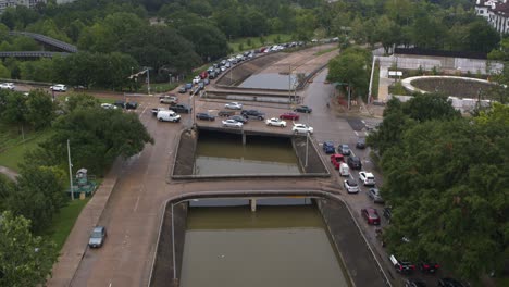 Drohnenansicht-Der-Überschwemmung-Unter-Der-Brücke-Auf-Dem-Allen-Parkway-In-Houston,-Texas