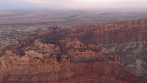 Amplia-Vista-Aérea-De-Un-Paisaje-Desértico-De-Mesa.