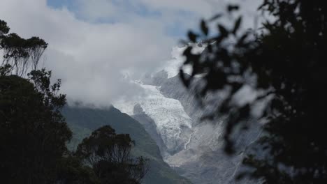 Vistas-Al-Glaciar-Y-A-La-Montaña-En-Un-Día-Nublado-En-Franz-Josef,-Costa-Oeste,-Nueva-Zelanda