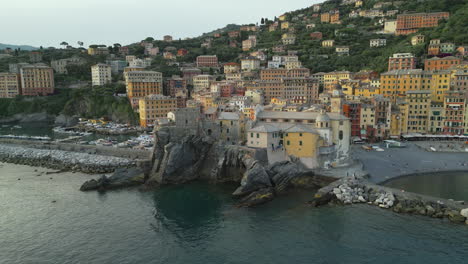 Camogli,-Una-Encantadora-Ciudad-Costera-En-Liguria,-Italia,-Cuenta-Con-Edificios-Vibrantes-En-Una-Ladera-Con-Vistas-Al-Mar