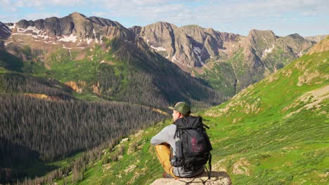 San-Juan-Bergkette-Wanderer-Wandern-Genießen-Gipfel-Schneekappe-Aussicht-Fourteener-Ansichten-Rocky-Mountain-Colorado-Silverton-Chicago-Becken-Windom-Sonnenlicht-Gipfel-Mount-North-Eulos-Sommer-Juli-Rucksackreisen