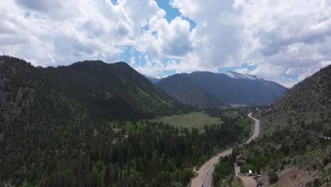 Amplia-Vista-Aérea-De-Una-Cordillera-De-Colorado.