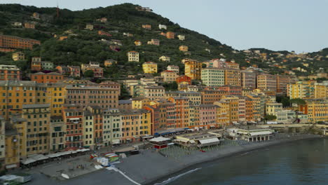 Camogli,-Eine-Ligurische-Küstenstadt-In-Italien,-Präsentiert-Lebendige-Gebäude-Auf-Einem-Hügel-Mit-Blick-Auf-Einen-Ruhigen-Strand