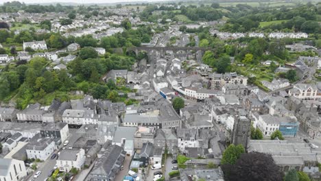 Aerial-view-of-residential-streets-in-Tavistock-showing-houses-and-greenery,-Devon,-UK