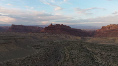 Eine-Weite-Drohnenaufnahme-Einer-Mesa-Wüstenlandschaft