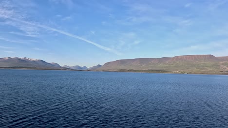 Vista-Del-Océano-Y-Las-Montañas-Mientras-Un-Crucero-Se-Acerca-A-Akureyri,-Islandia