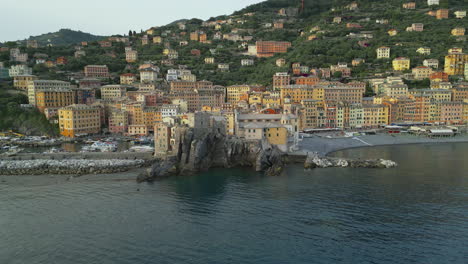 Camogli,-Una-Pintoresca-Ciudad-Costera-En-Liguria,-Italia,-Cuenta-Con-Vibrantes-Edificios-Que-Caen-En-Cascada-Por-Una-Ladera-Hacia-El-Mar