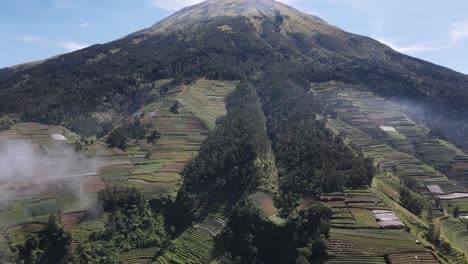 Schöne,-Sonnige-Morgenluftaufnahme-Des-Mount-Sumbing,-Zentraljava,-Indonesien