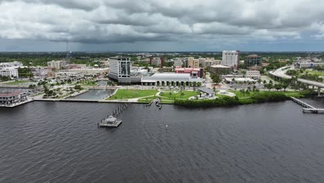 Uferpromenade-Von-Fort-Myers-Mit-Centennial-Park-Und-Yachthafen