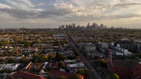 Low-aerial-view-of-the-Brunswick-area-of-the-city-of-Melbourne,-skyscrapers-in-the-background